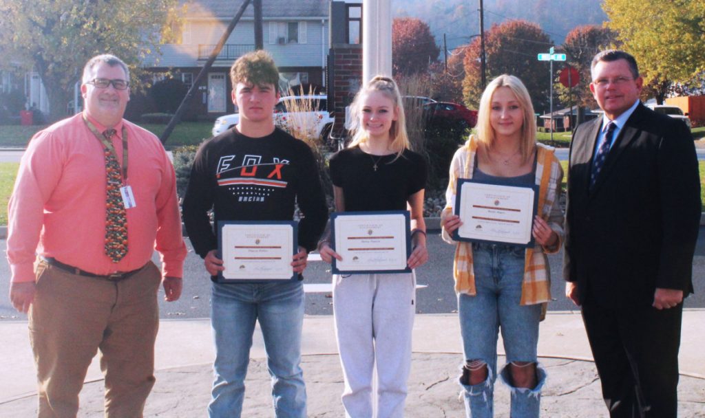 Pictured from left: JM Assistant Principal Geno Polsinelli, Klypsan Wallace, Audrey Ferguson, Harlee Magers and K of C Council 1907 Grand Knight Lou Richmond.